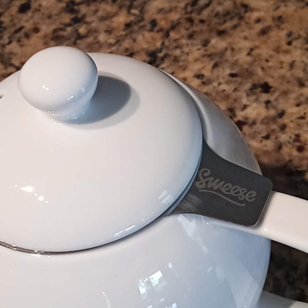 SWEESE Porcelain Tea Pot With Stainless Steel Infuser. 27 oz. Flawless Condition - Picture 2 of 16